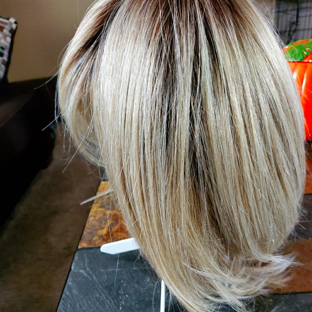 Short blonde wig
